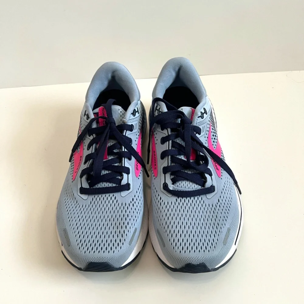 Like New Condition Brooks Women's Adrenaline GTS 22 Running Shoe, Size 9/40.5 EU - Picture 8 of 16